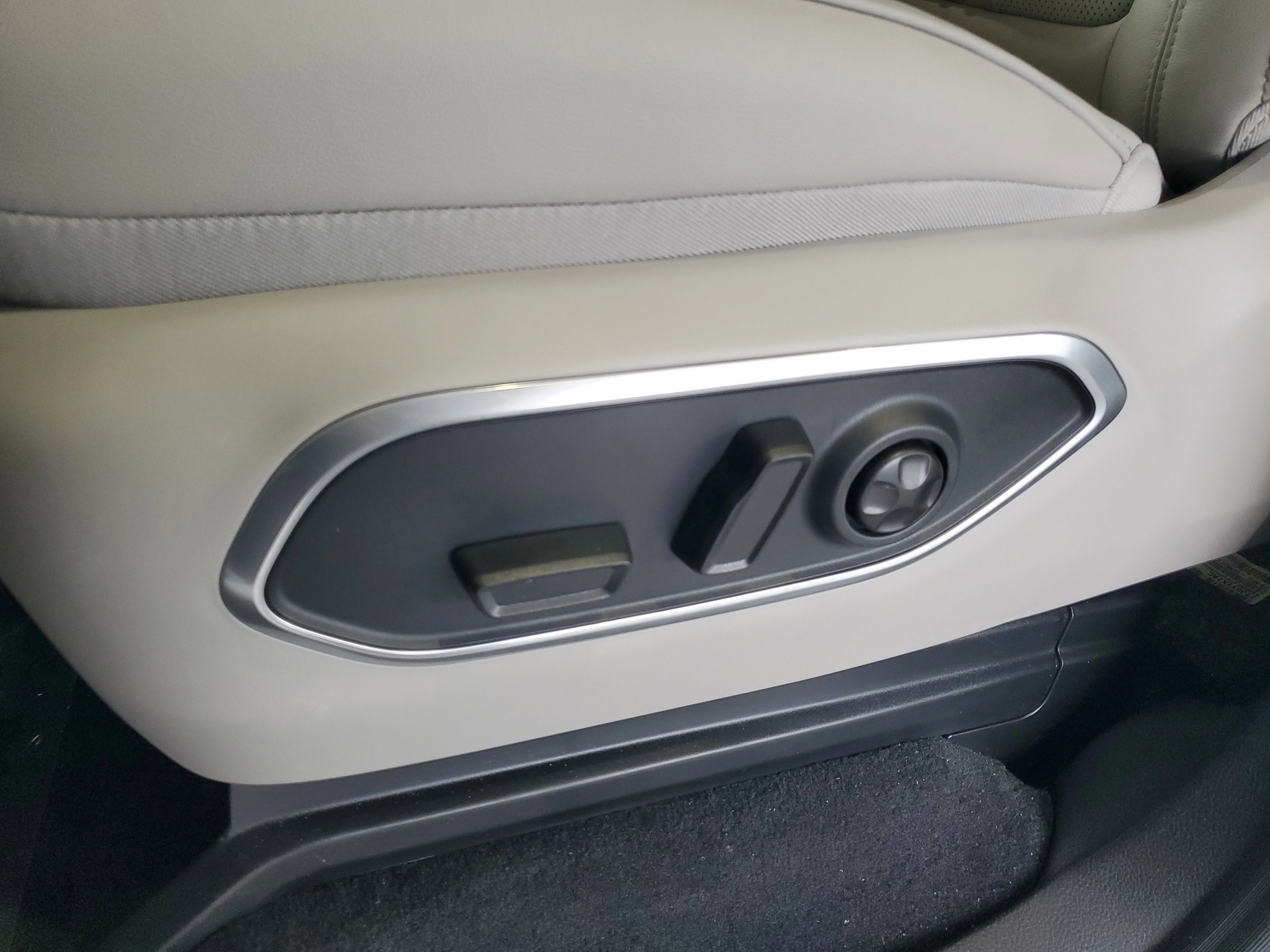 New 2026 Bright White Clear-Coat Exterior Paint Jeep  image 19