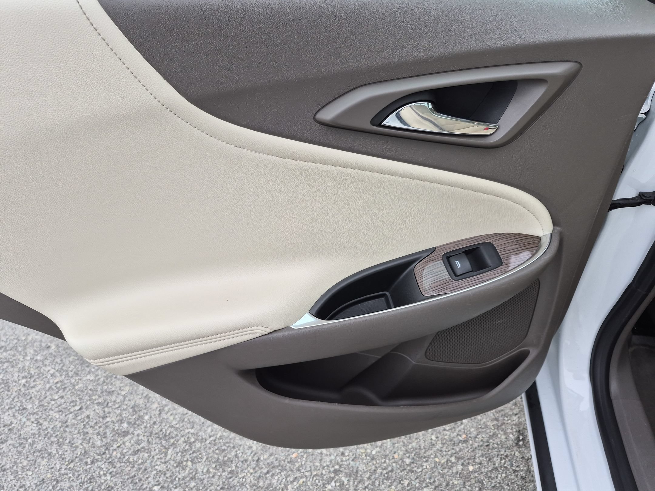 Used 2024 Summit White Chevrolet LT image 28
