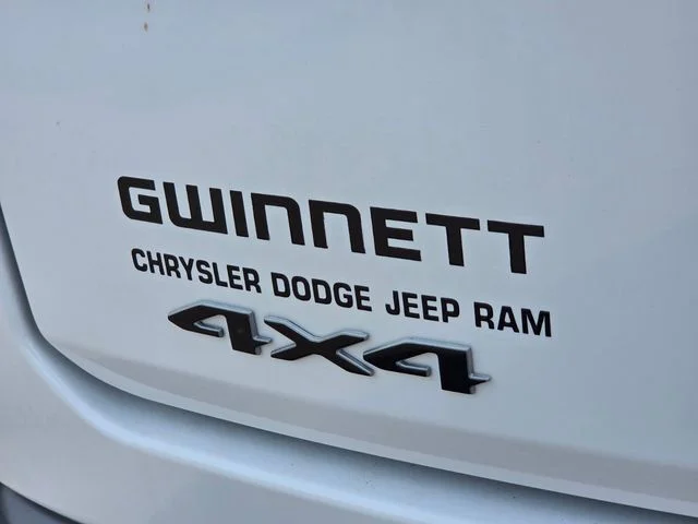 New 2026 Bright White Clear-Coat Exterior Paint Jeep Summit Reserve image 29