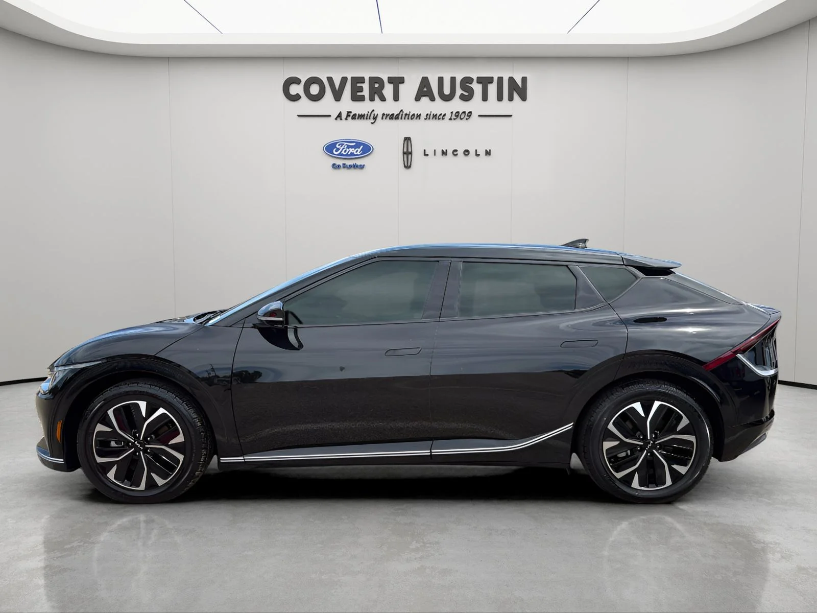 Used 2024 Black Kia Wind image 2