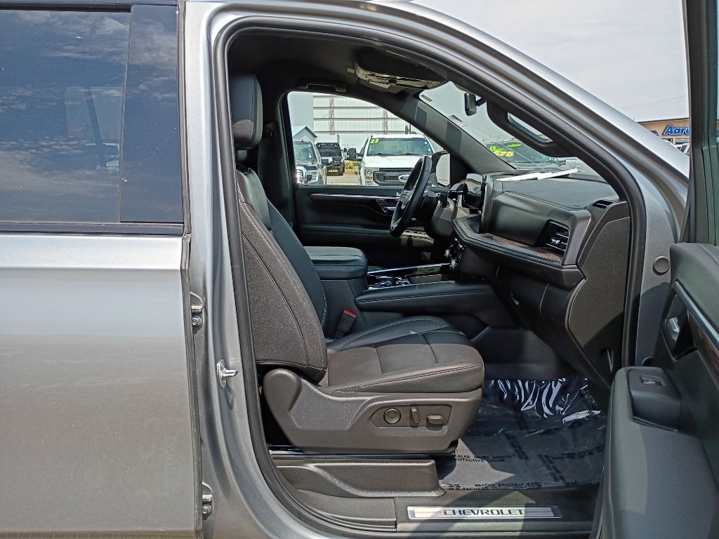 Used 2025 Gray Chevrolet Z71 image 11