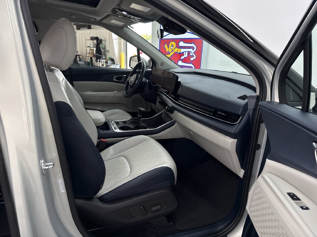 Used 2025 Ivory Kia SX image 18
