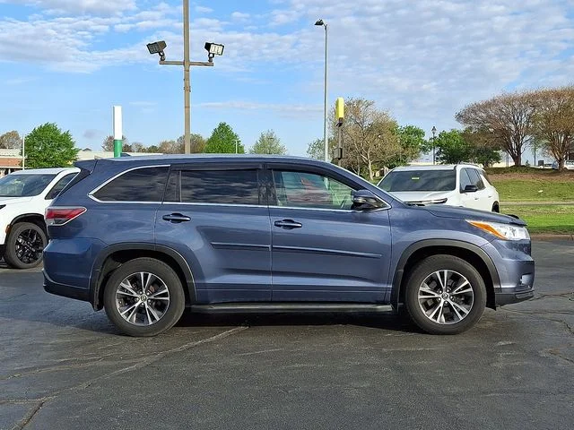 Used 2016 Blue Toyota XLE V6 image 7