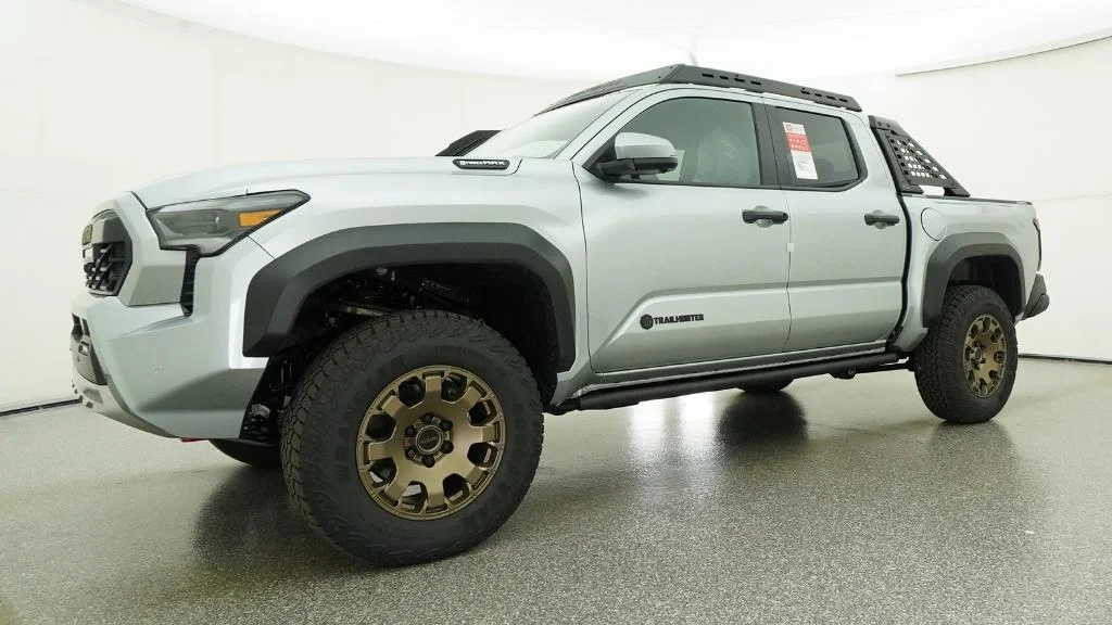 New 2026 Celestial Silver Metallic Toyota Trailhunter image 9