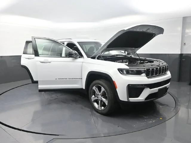New 2026 Bright White Clear-Coat Exterior Paint Jeep Limited image 32