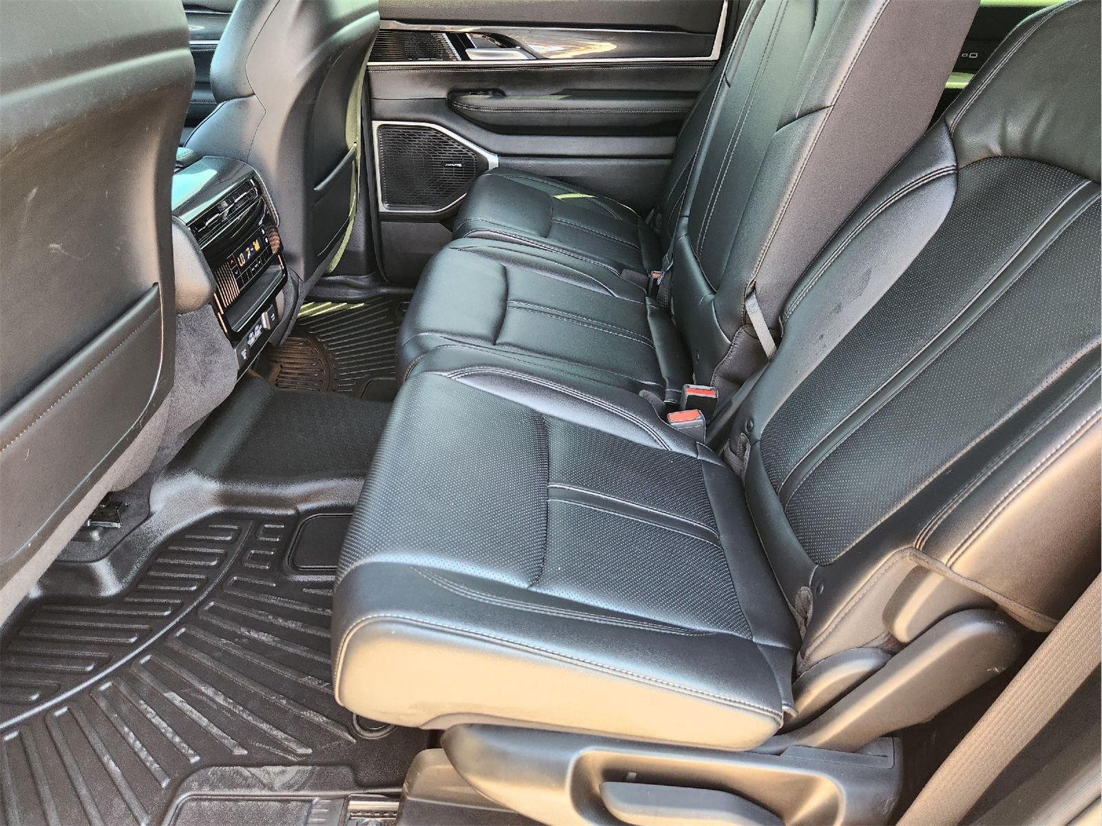2022 Jeep Wagoneer photo 29 of 32