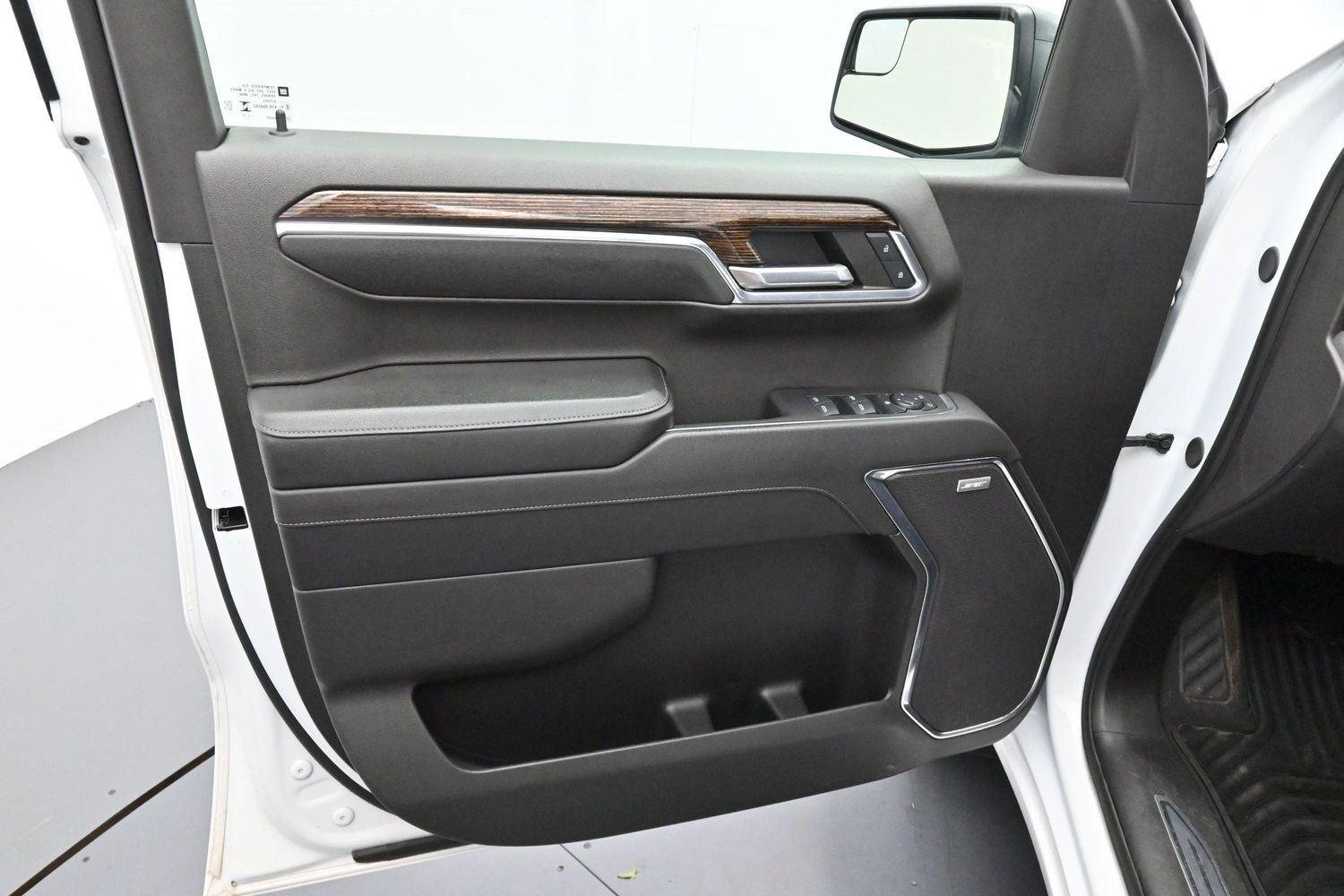 Used 2024 Summit White GMC Elevation image 9