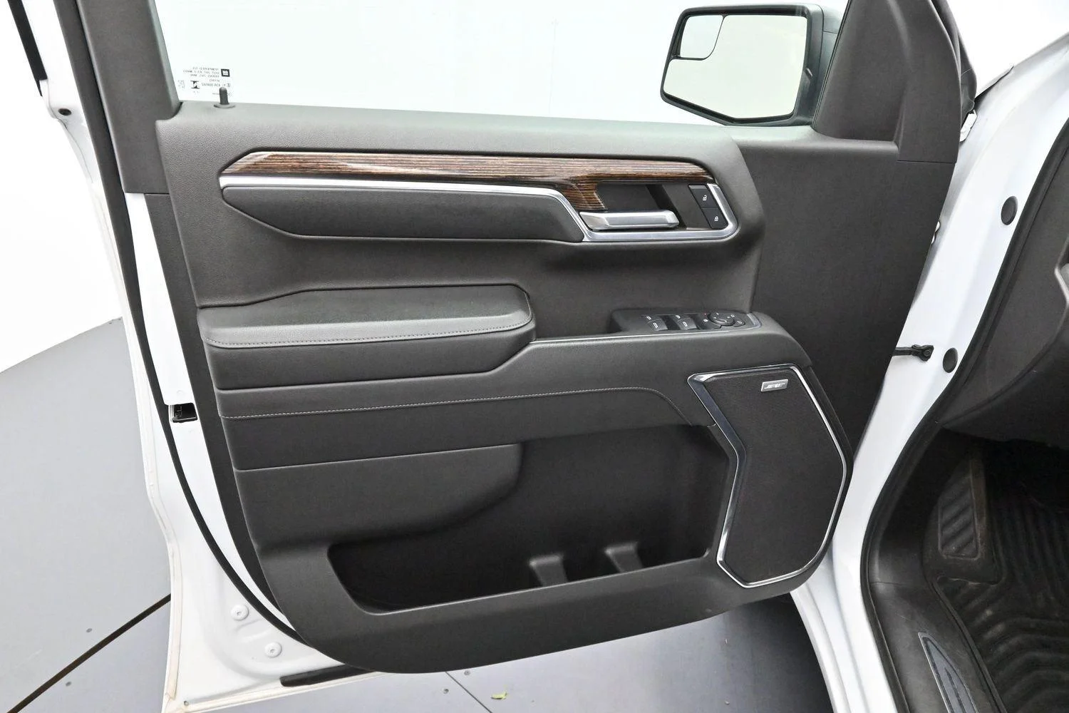 Used 2024 Summit White GMC Elevation image 9