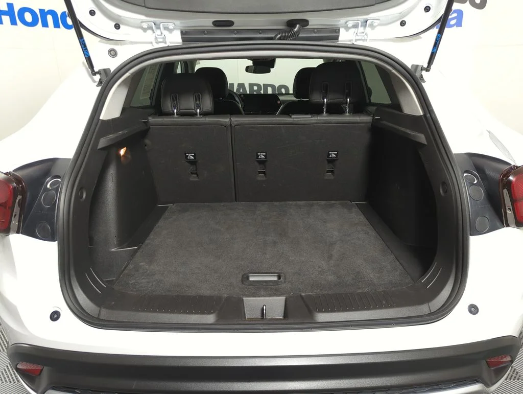 Used 2025 Summit White Chevrolet LT image 18