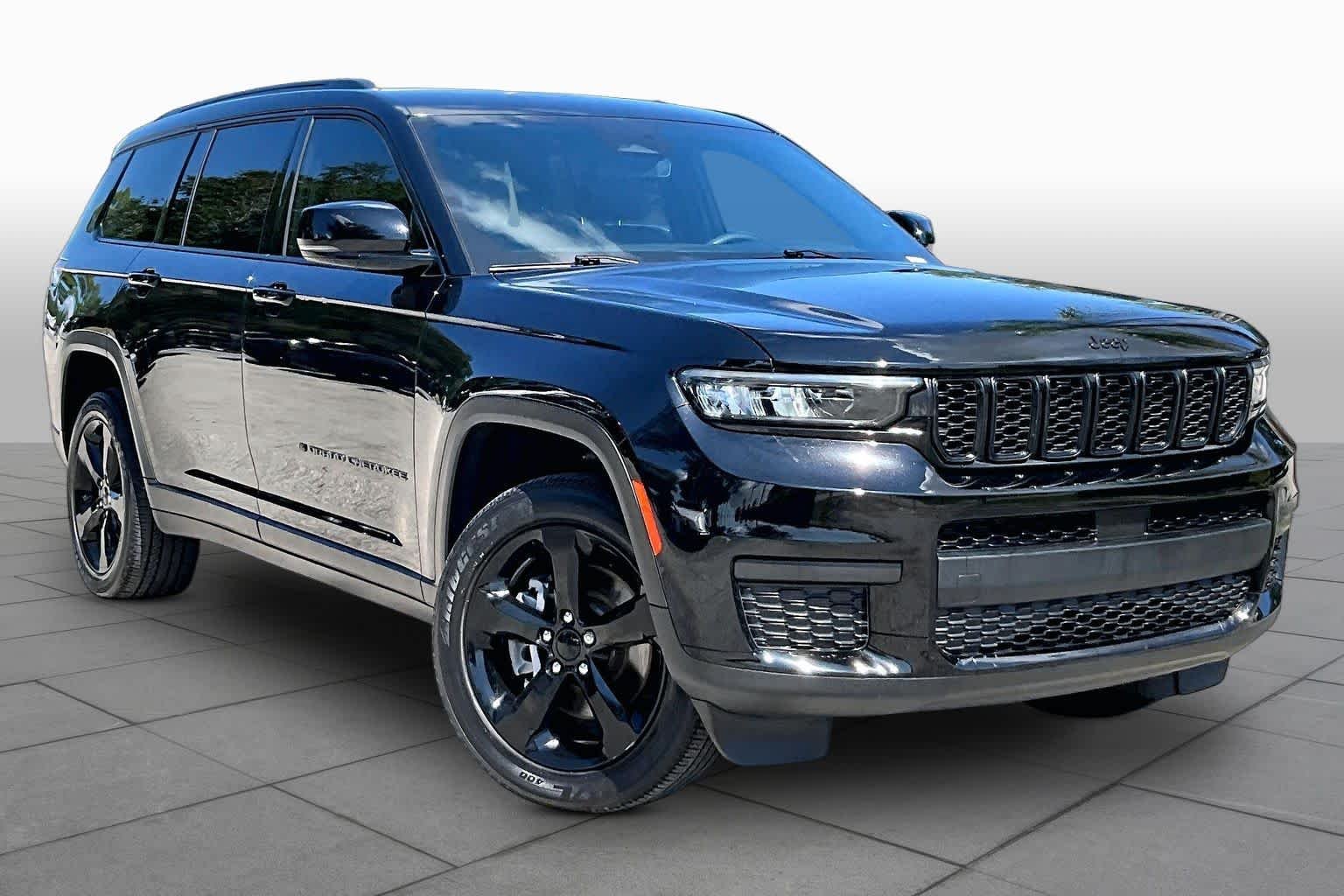 Used 2023 Diamond Black Crystal Pearlcoat Jeep Altitude image 3