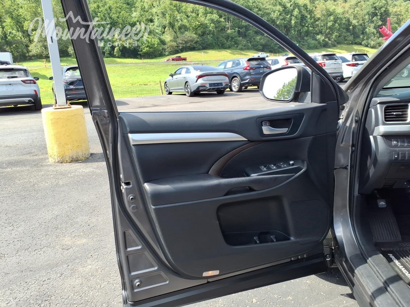 Used 2019 Predawn Gray Mica Toyota XLE image 13