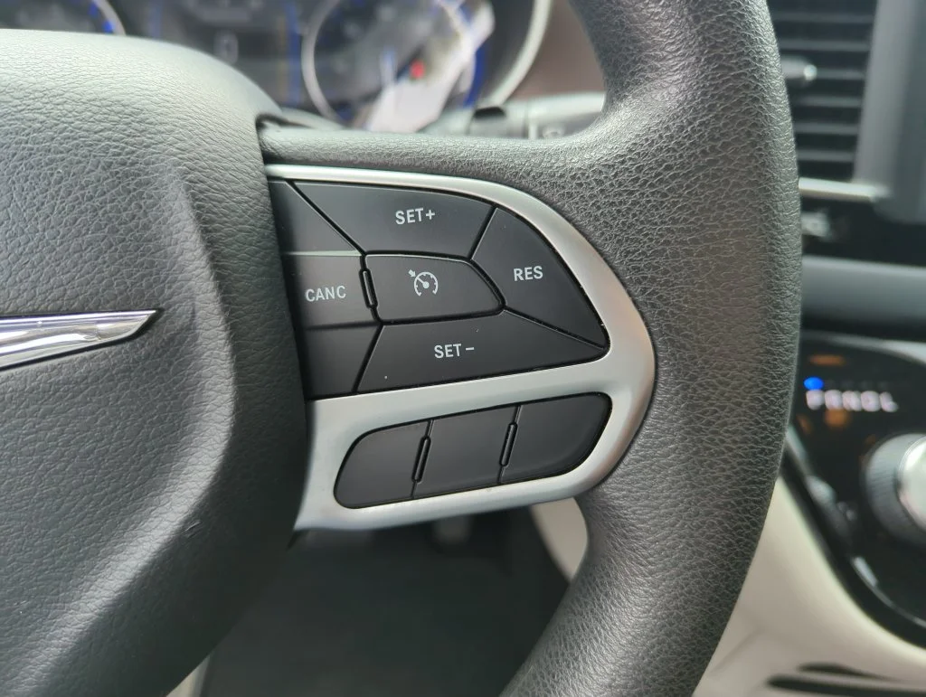 Used 2018 Silver Chrysler L image 22