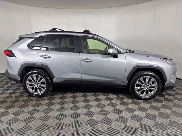Used 2019 Silver Toyota XLE Premium image 2
