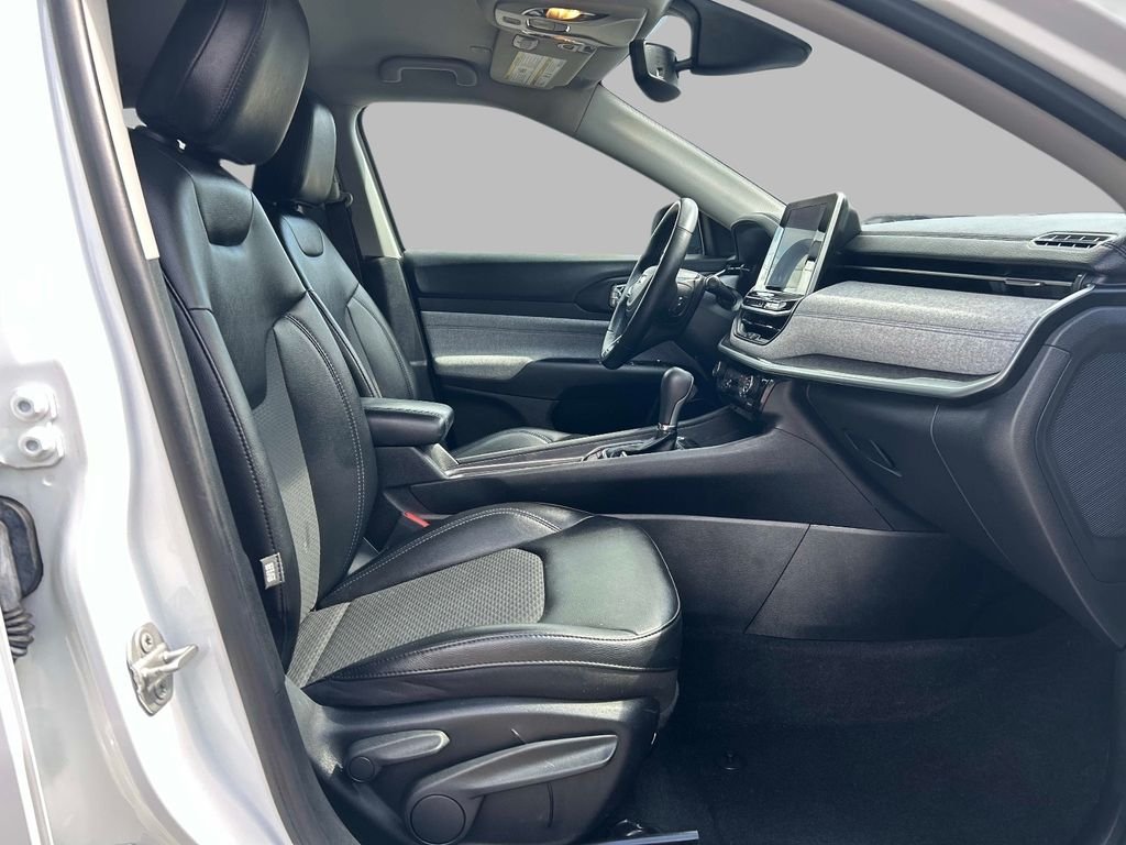Used 2022 White Jeep Latitude image 17