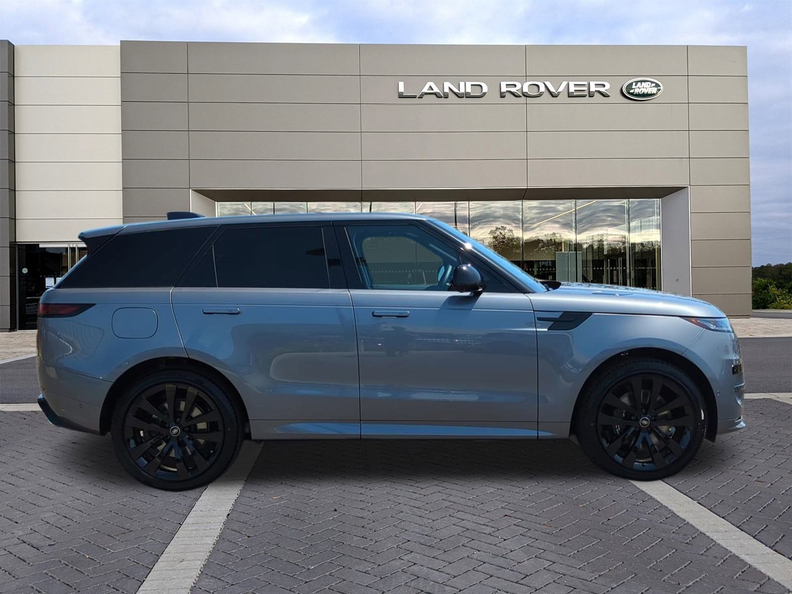 2025 Land Rover Range Rover Sport SE photo 4