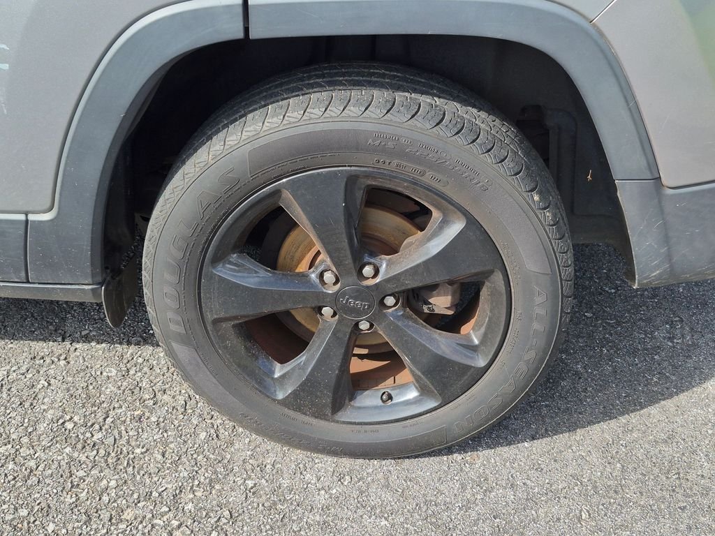 Used 2017 Silver Jeep Sport image 9