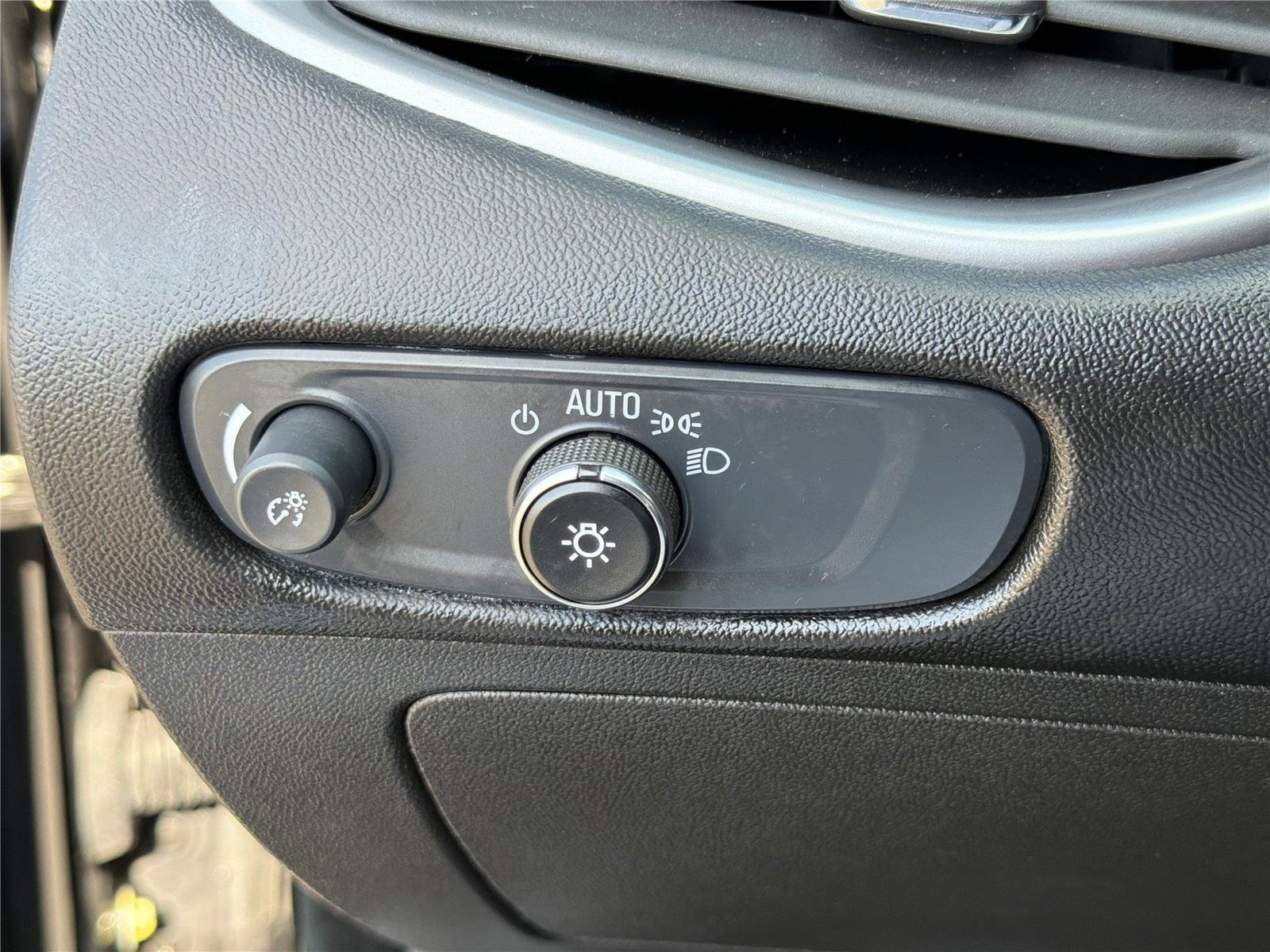 Used 2025 Mosaic Black Metallic Chevrolet LT image 15