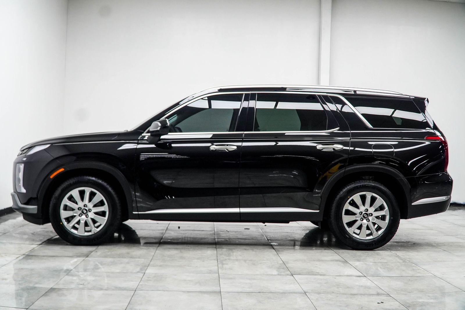 Used 2025 Black Hyundai SEL image 11