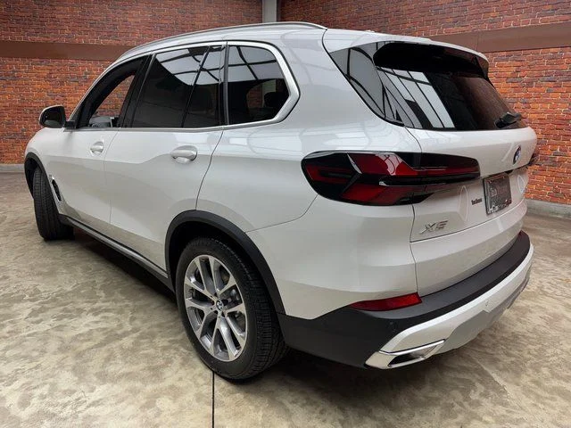 Used 2026 White BMW xDrive40i image 3
