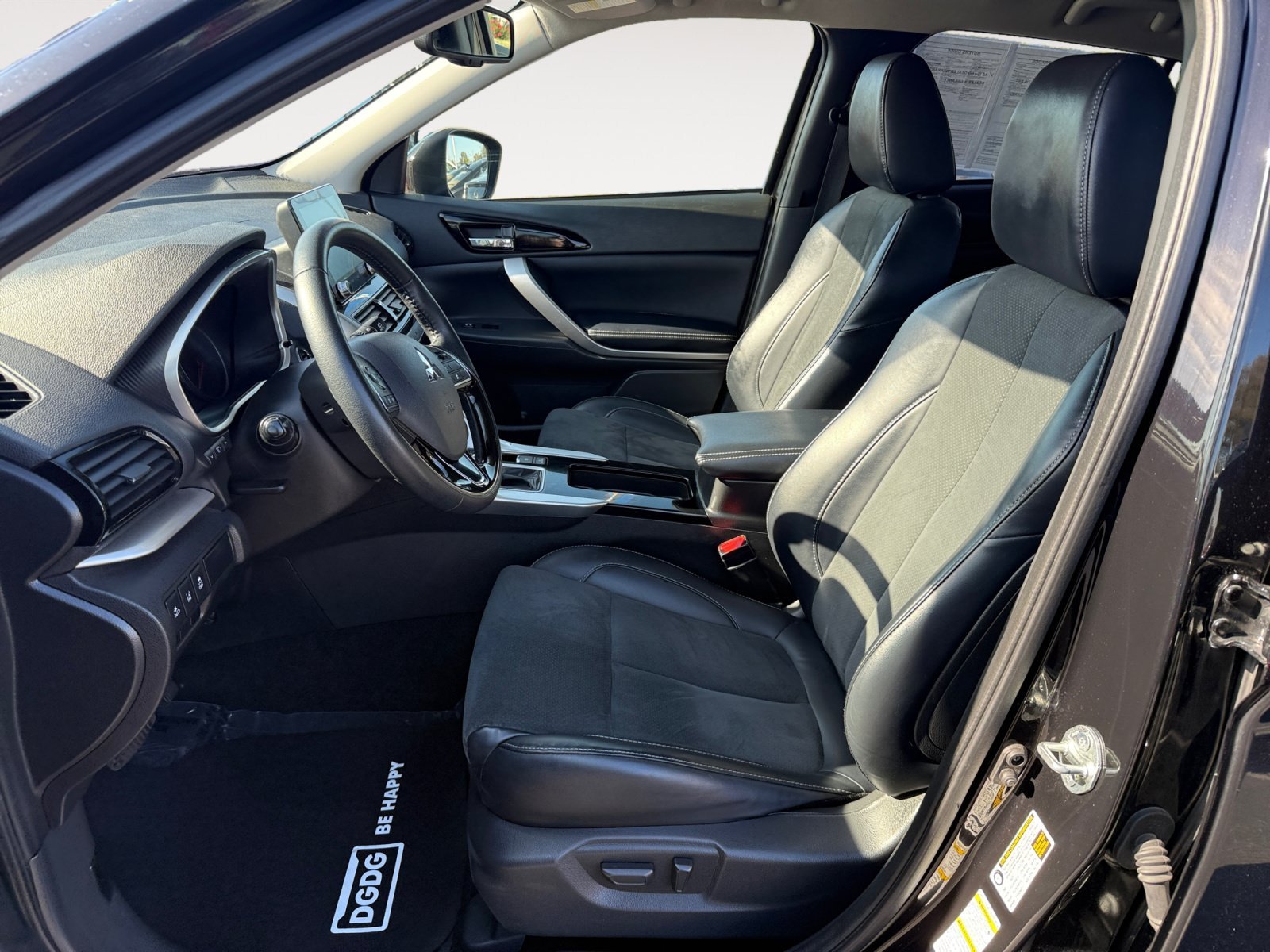 Used 2024 Lightning Blue Metallic Mitsubishi SE image 10
