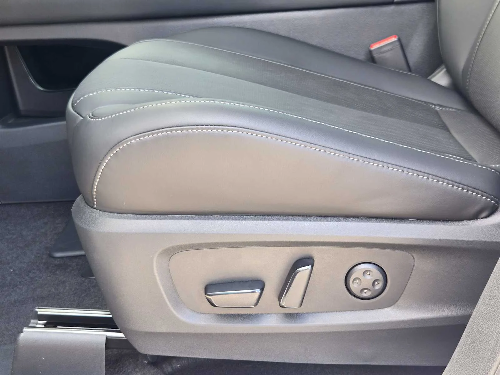 New 2027 RADIANT WHITE INFINITI Luxe FWD image 16