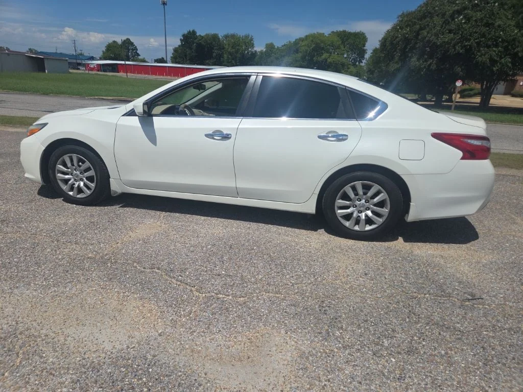 Used 2017 White Nissan 2.5 S image 8