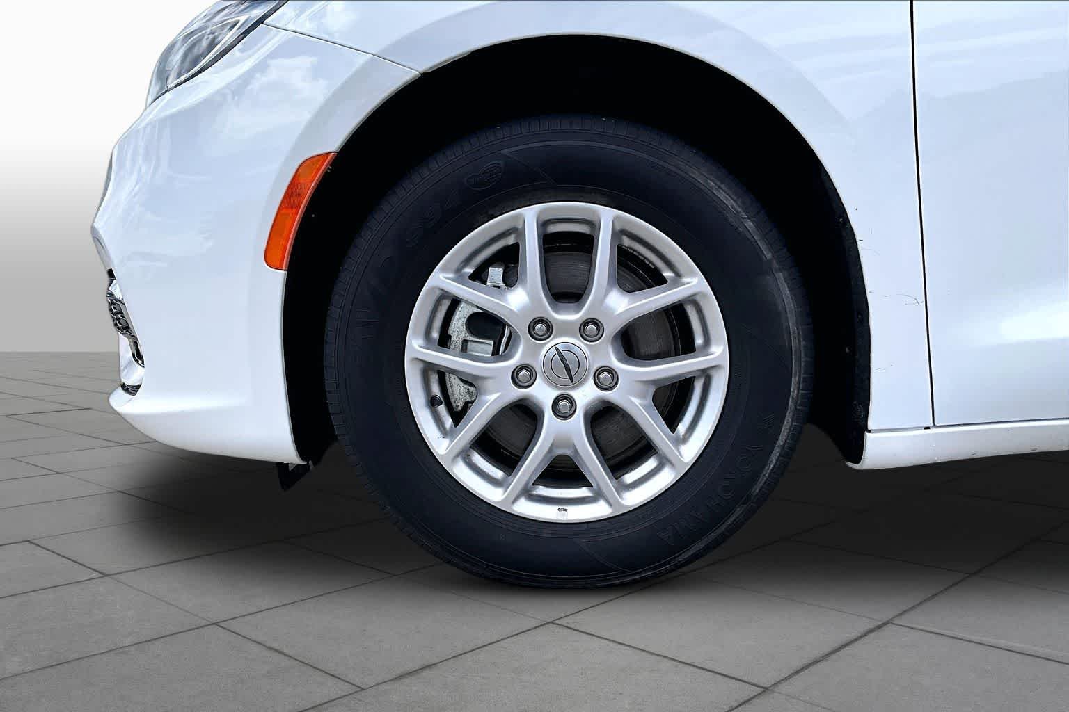 Used 2024 Bright White Clearcoat Chrysler Touring L image 9