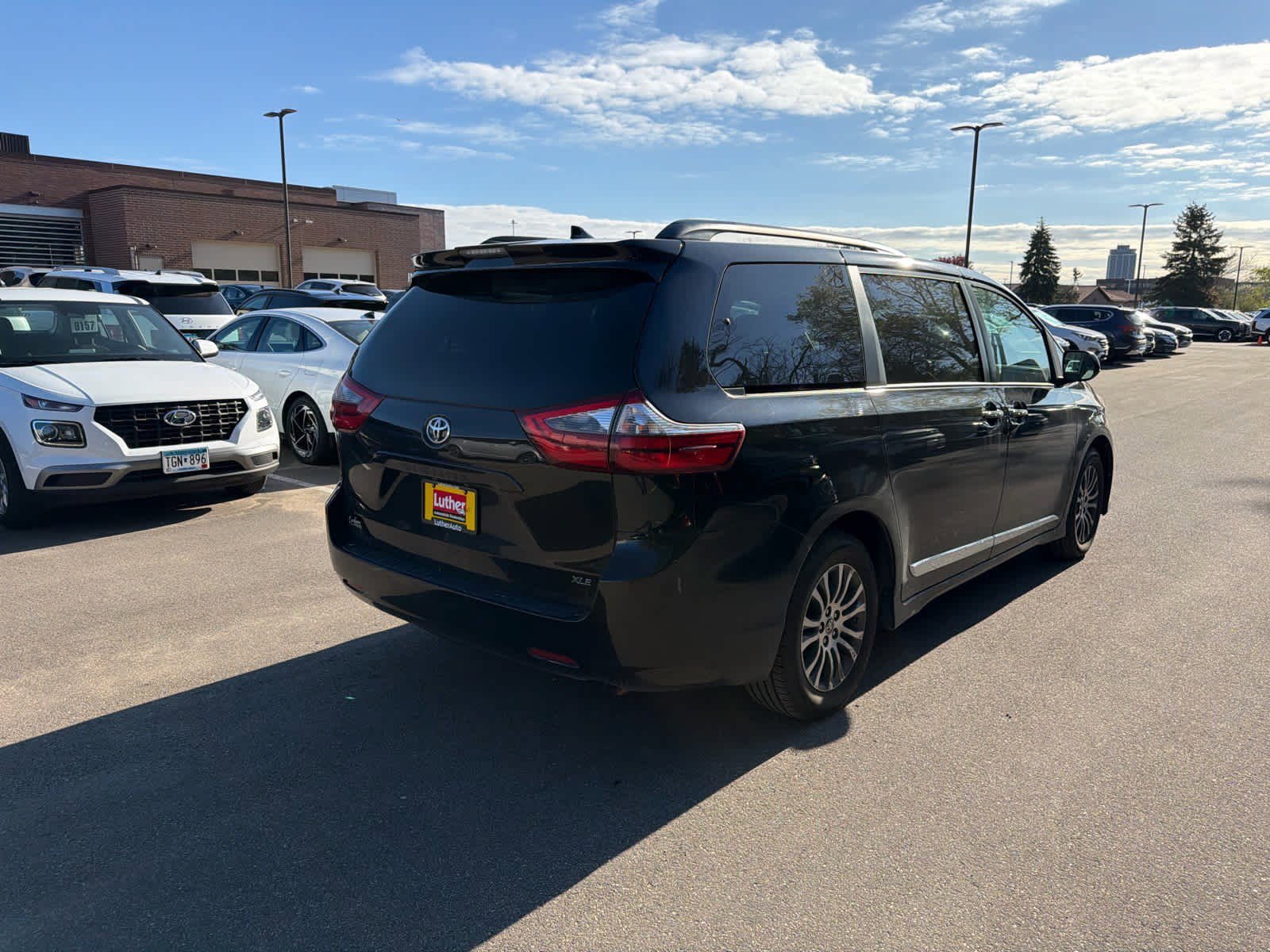 Used 2020 Toyota Sienna XLE with VIN 5TDYZ3DC4LS072089 for sale in Bloomington, Minnesota