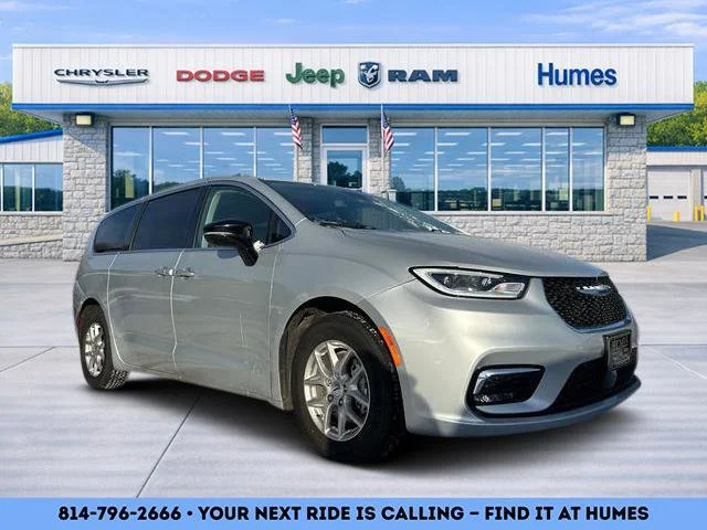 2024 Chrysler Pacifica Touring L's photo