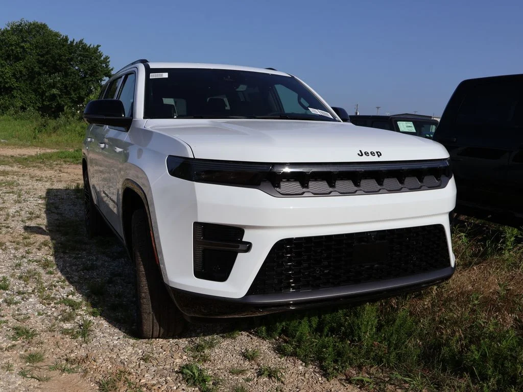 New 2026 Bright White Clear-Coat Exterior Paint Jeep Limited Reserve image 9