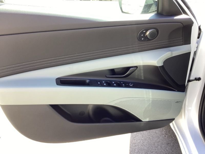 2025 Hyundai Elantra Limited - Photo 22