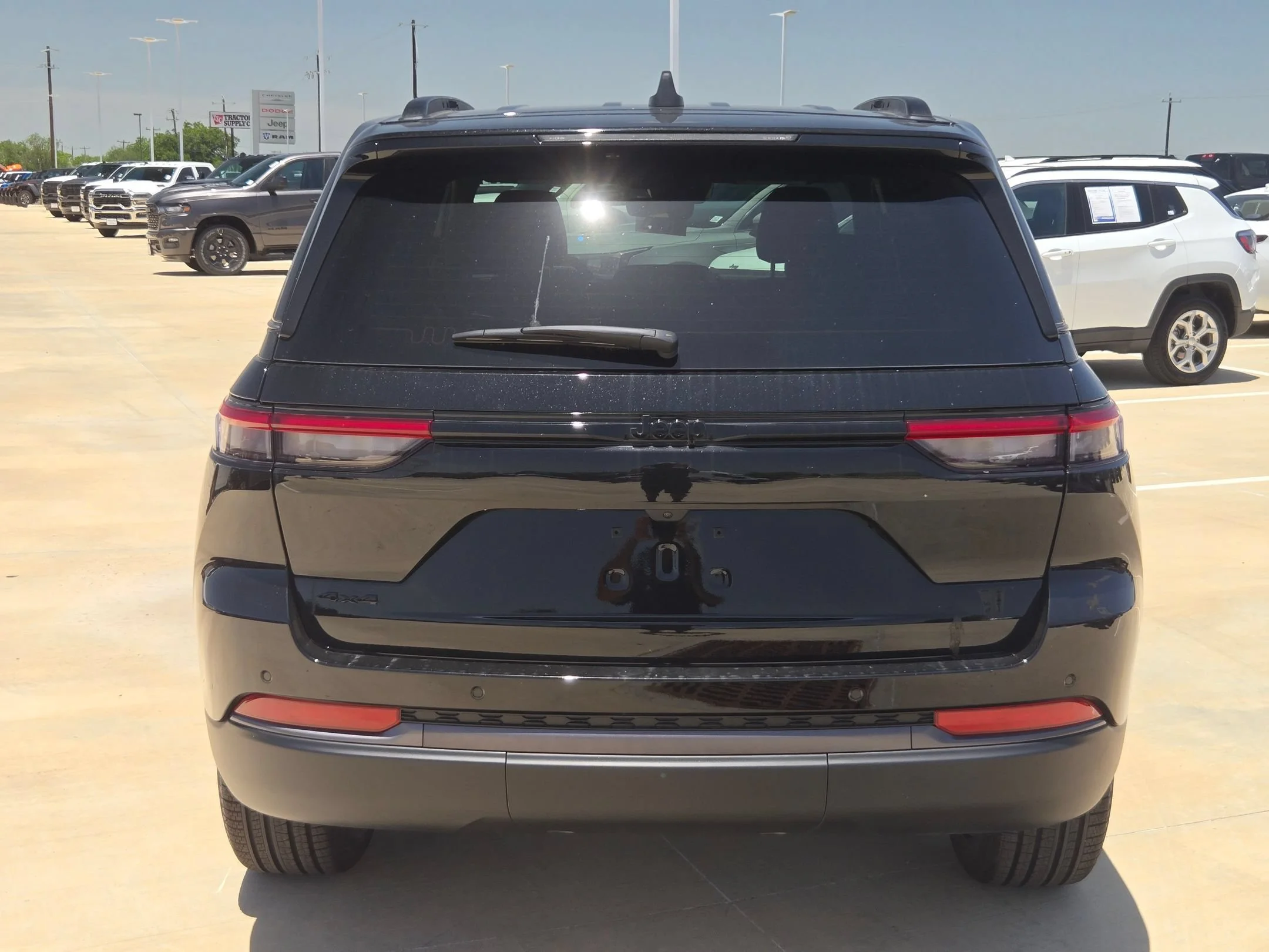 New 2026 Diamond Black Crystal Pearlcoat Jeep Limited image 4