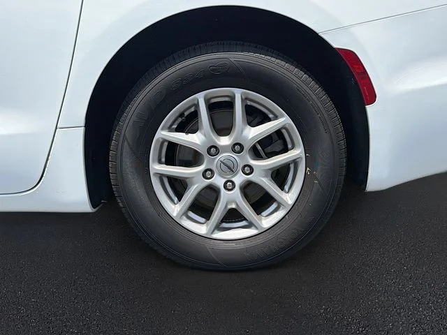Used 2025 White Chrysler Select image 9
