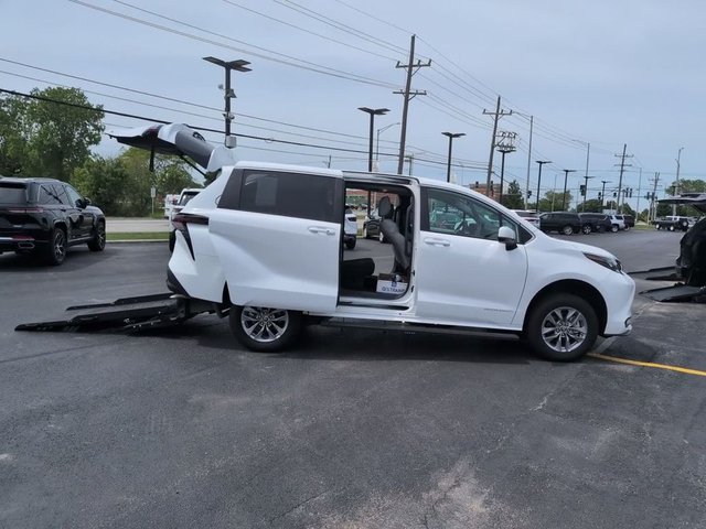 Pre-Owned 2025 Toyota Sienna LE 4D Passenger Van