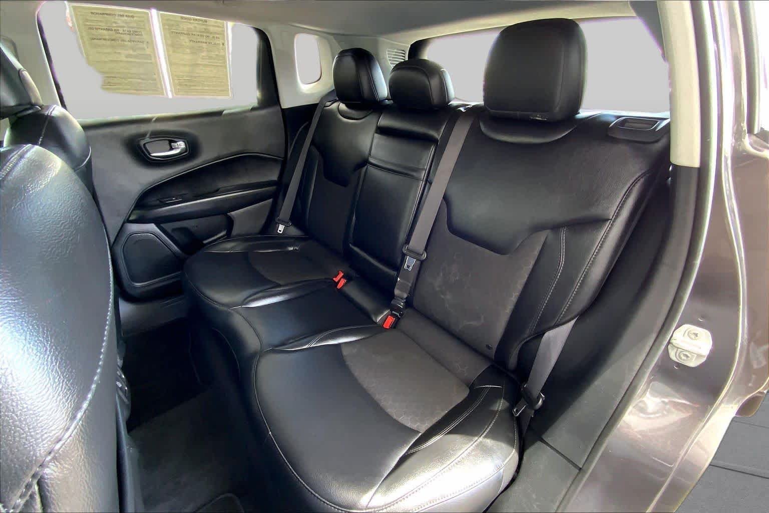Used 2019 Granite Crystal Metallic Clearcoat Jeep Altitude image 21