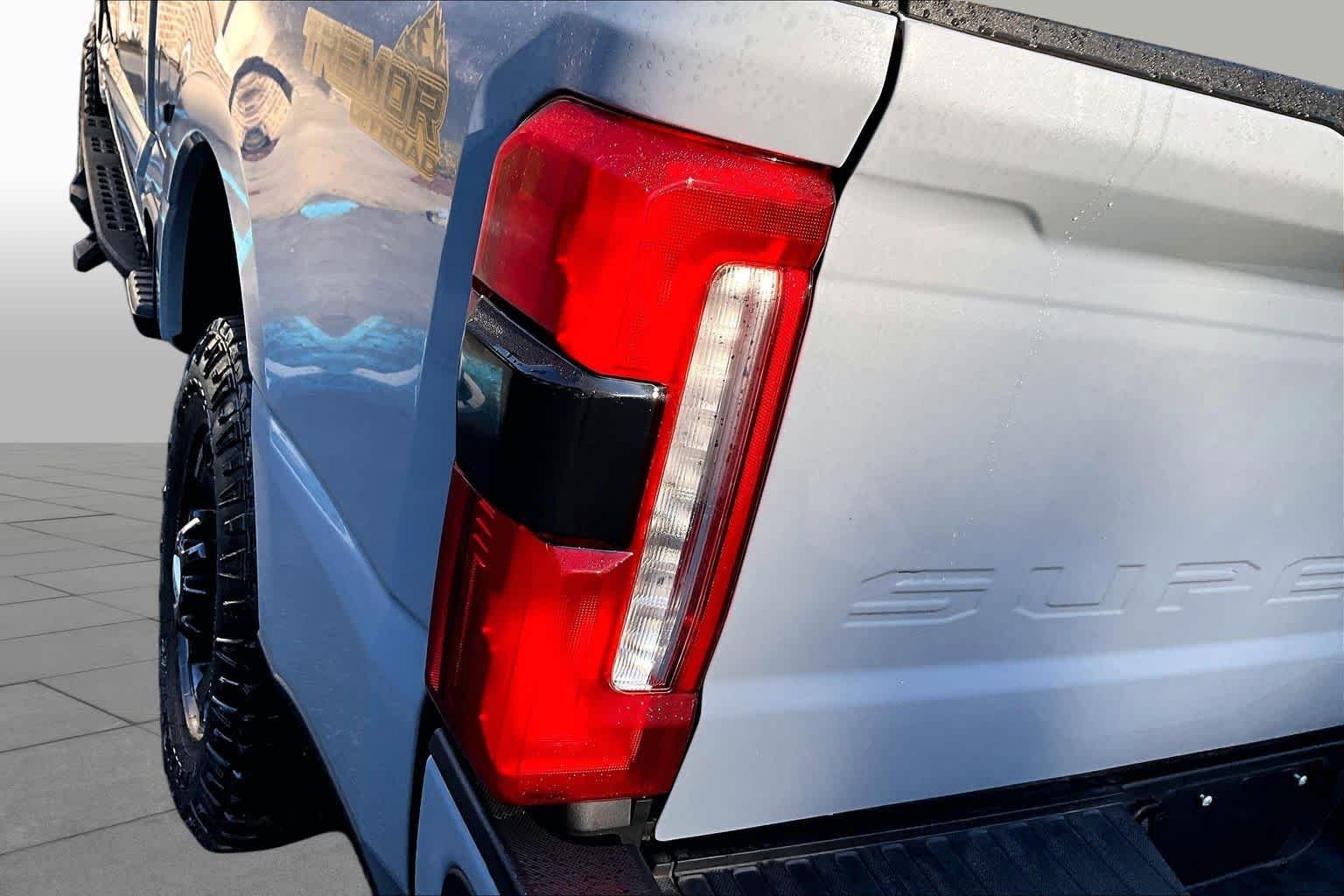 Used 2025 Glacier Gray Metallic Tri-Coat Ford LARIAT image 29