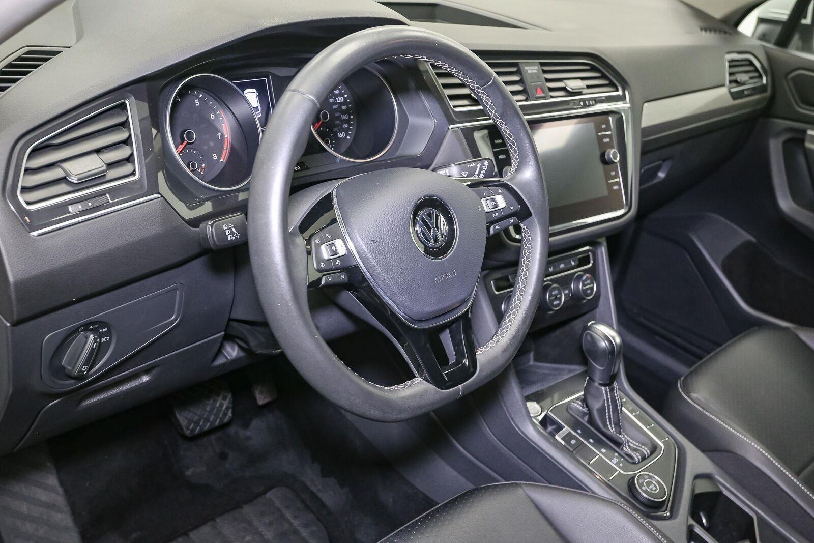 Used 2021 Pure White Volkswagen SE image 25