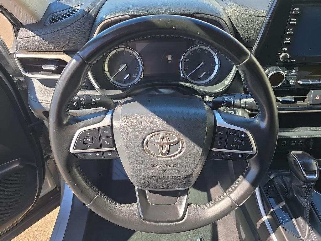 Used 2022 Silver Toyota XLE image 25