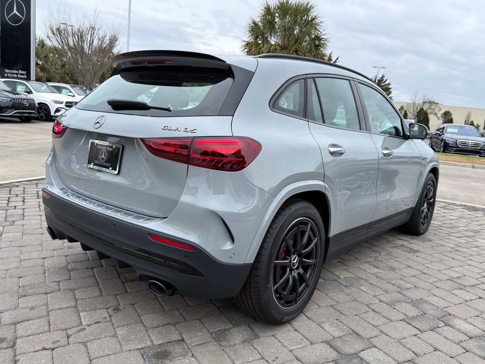New 2026 MANUFAKTUR Alpine Gray Mercedes-Benz GLA 35 AMG® image 34