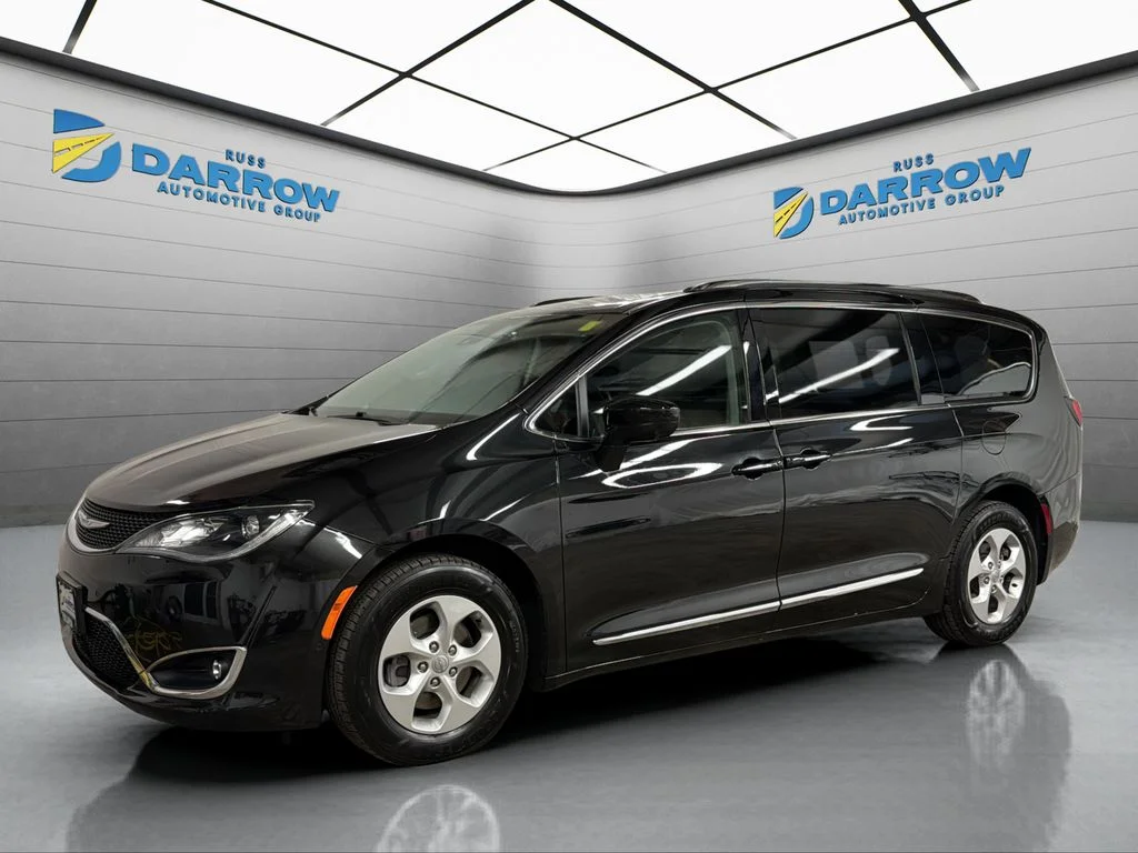 2017 Chrysler Pacifica Touring-L Plus's photo