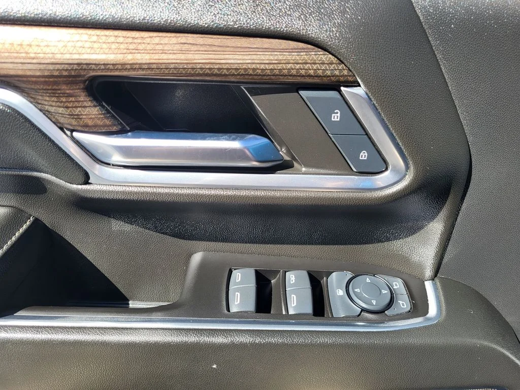 Used 2024 Summit White Chevrolet LT image 17