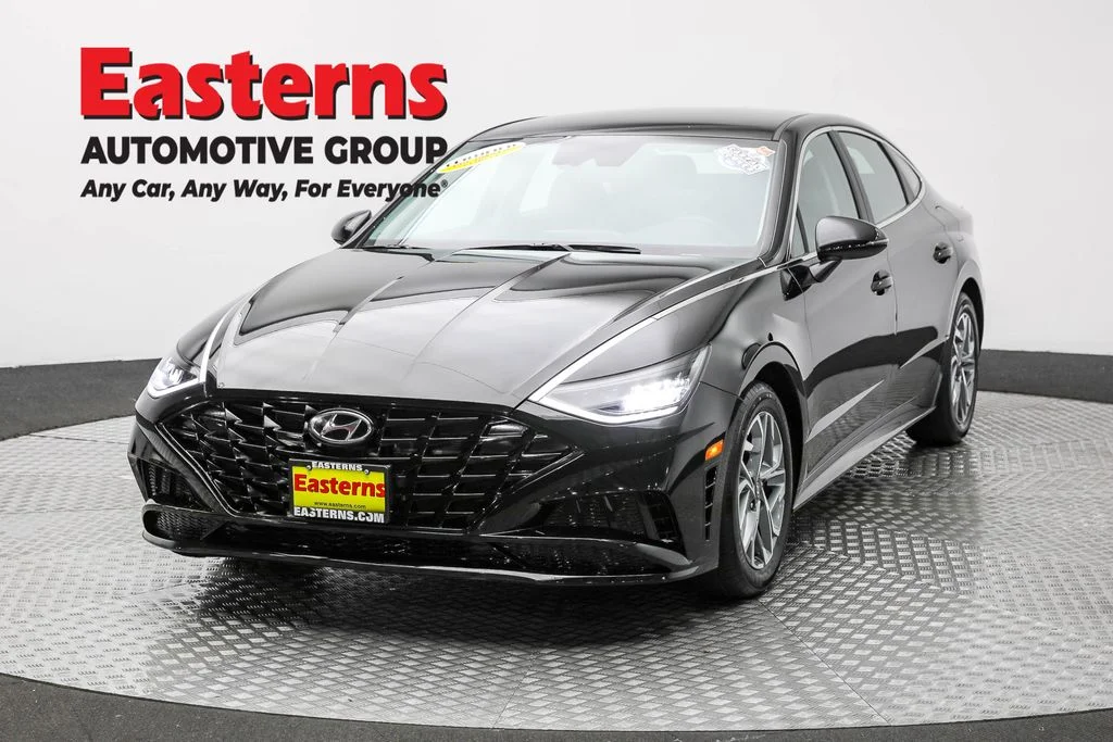 Used 2023 Black Hyundai SEL image 1