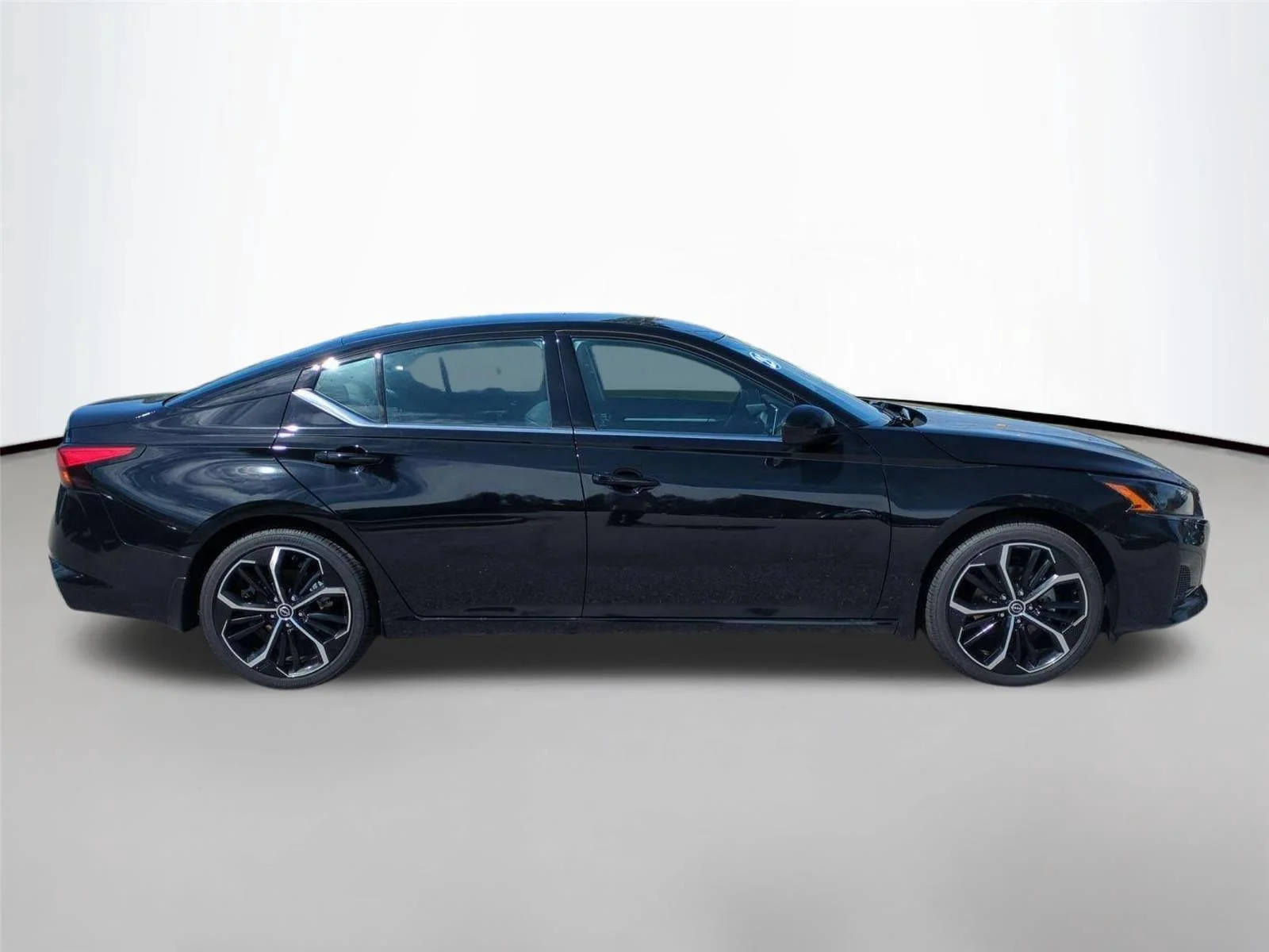 Used 2025 Super Black Nissan SR image 6
