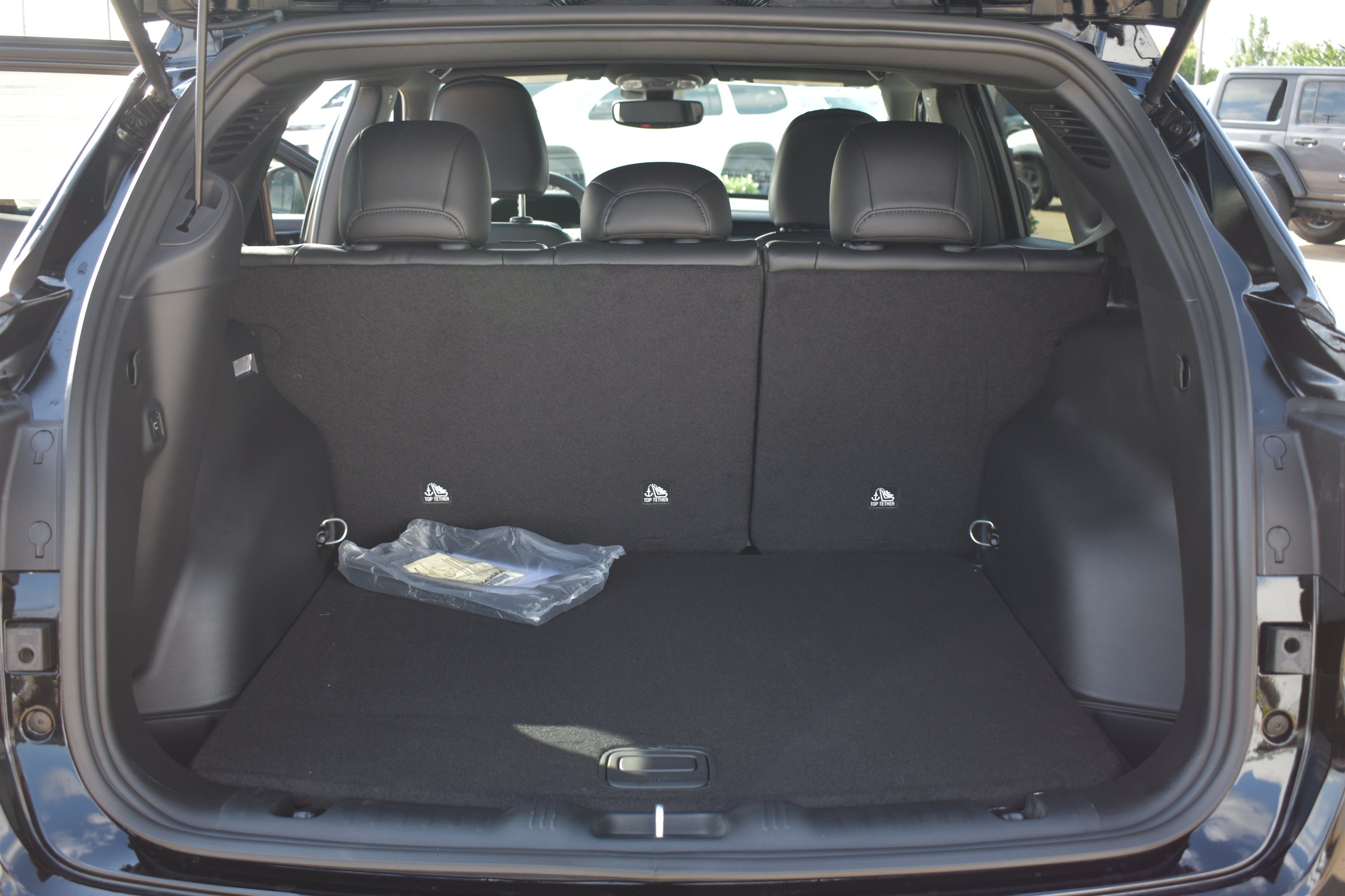 New 2026 Diamond Black Crystal Pearlcoat Jeep Latitude Altitude image 17