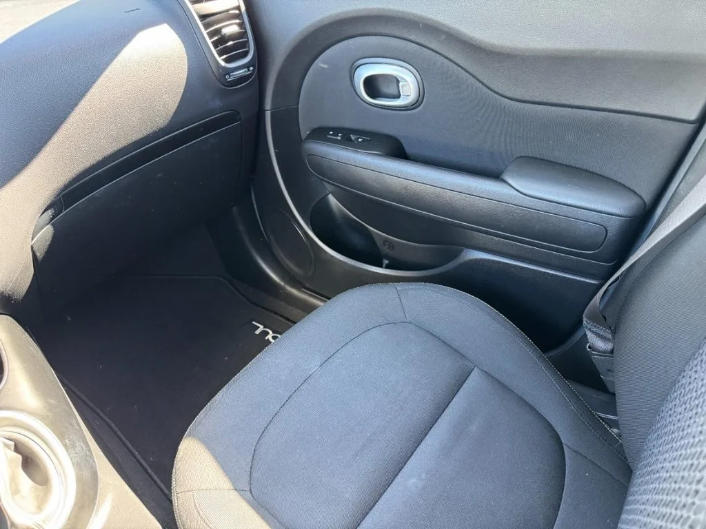 Used 2014 Yellow Kia Plus image 16