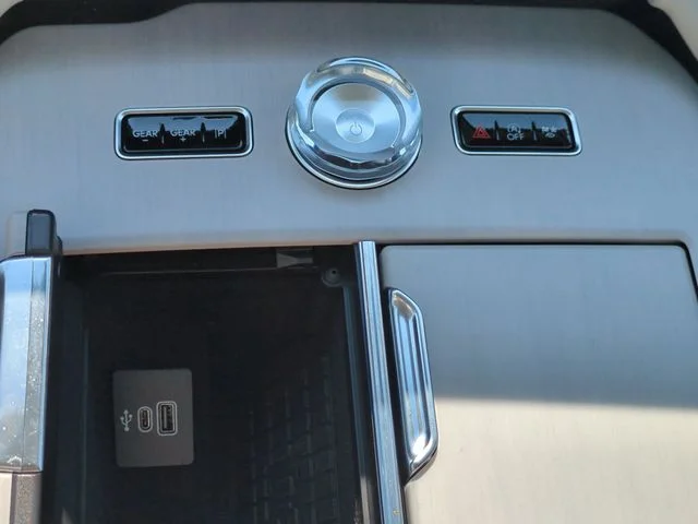 Used 2025 White Lincoln Reserve image 25