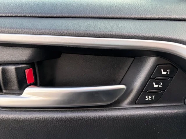Used 2019 Gray Toyota XLE Premium image 27