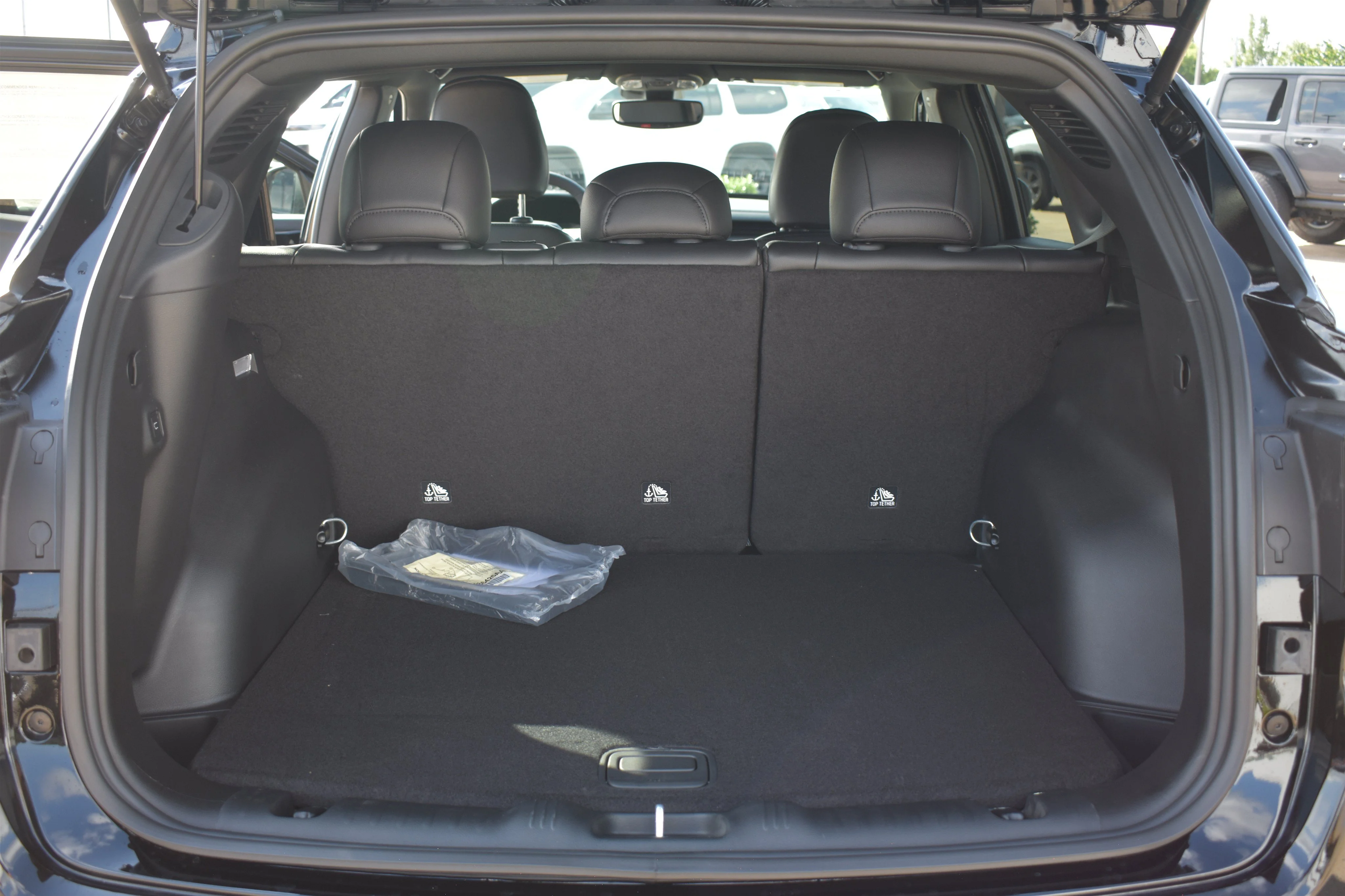 New 2026 Diamond Black Crystal Pearlcoat Jeep Latitude Altitude image 17