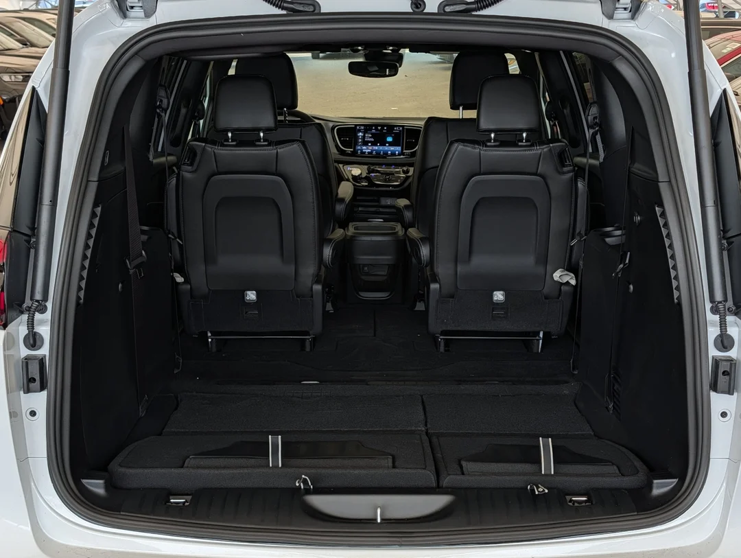 New 2027 White Chrysler Select - - AWD - 3.6L Pentastar V6 - Adaptive Cruise Control - Blind Spot Monitor & More! image 31