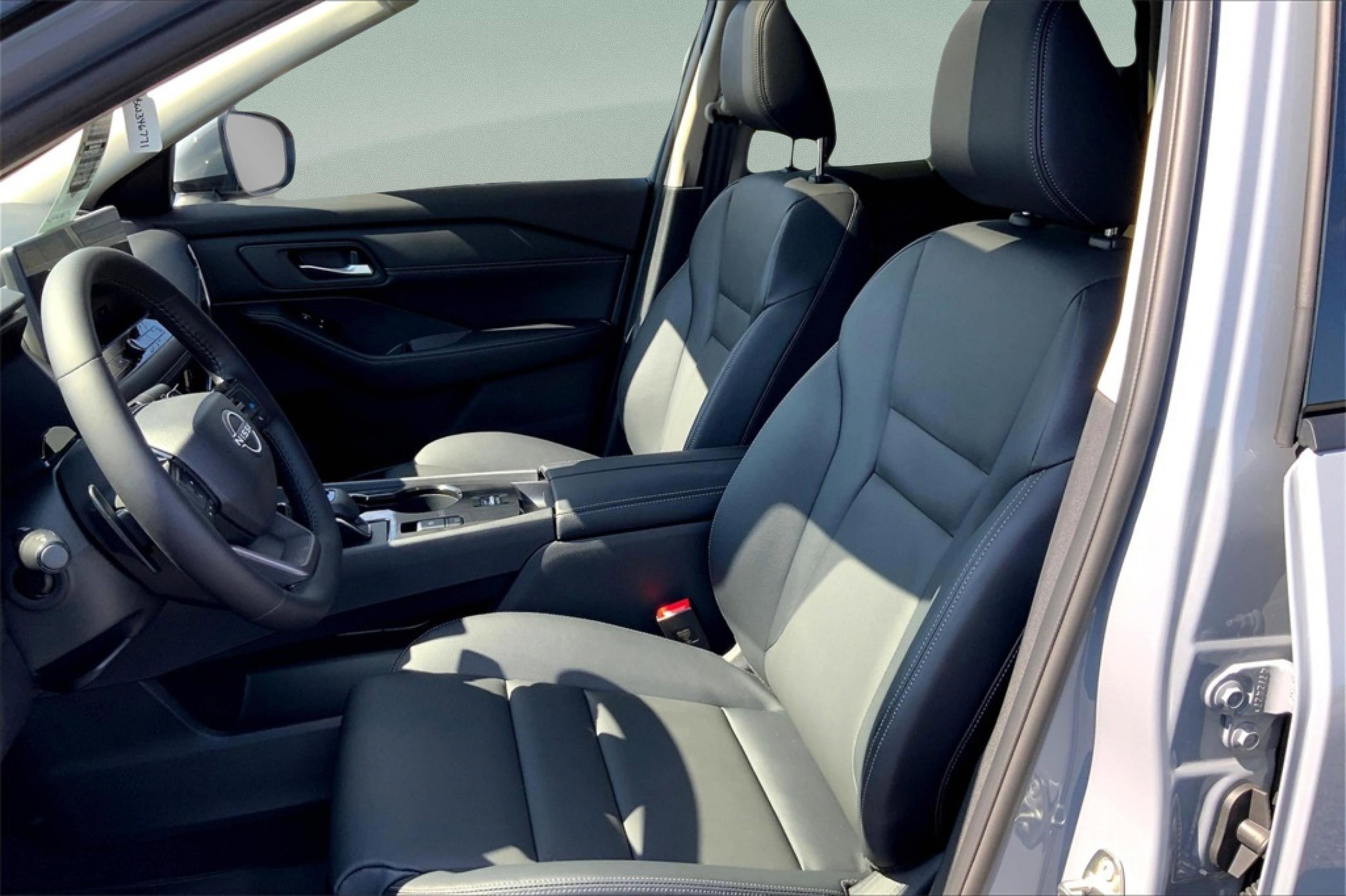 2025 Nissan Rogue SL - Photo 9